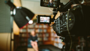 Produktion af explainer video i Mediehuset Københavns green screen studie