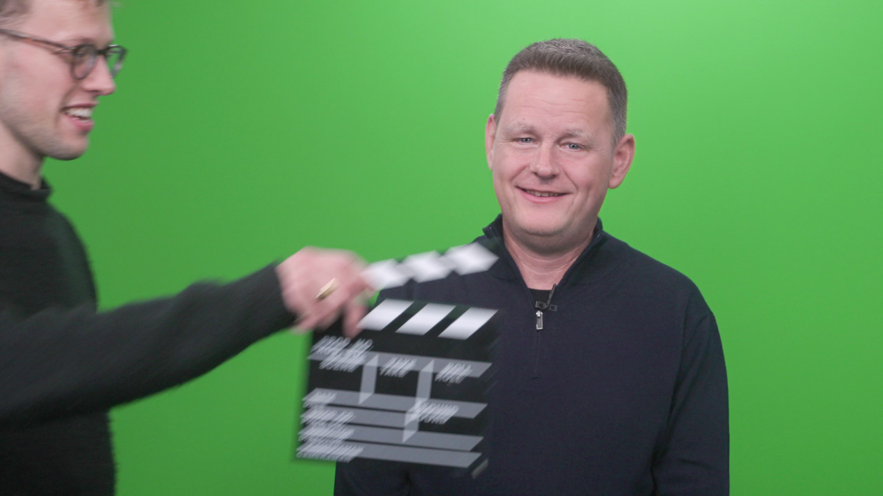 Martin Lindstrøm i green screen studiet. Assistent er klar med klaptræet.