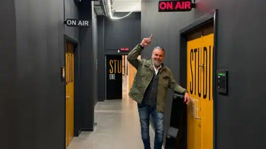 Ronni Garner på vej i green screen studiet i Mediehuset København i Aldersrogade 6C, 2100 København Ø